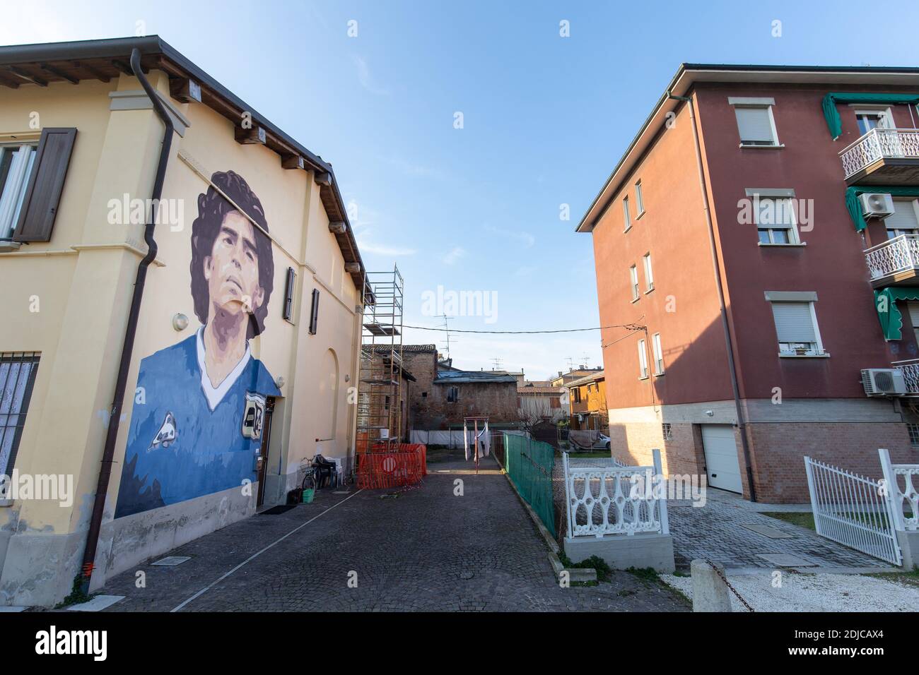 Molinella, 14 dicembre 2020. Un murale in memoria di Diego Armando Maradona in Via Verdi a Molinella, Italia. Credit: Filippo Rubin / Alamy Live News Foto Stock