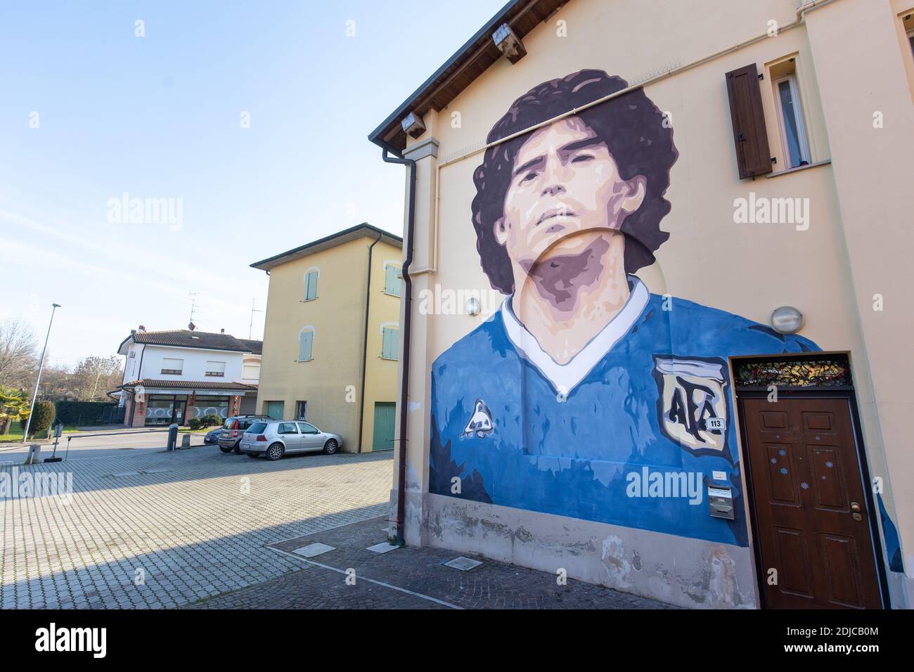 Molinella, 14 dicembre 2020. Un murale in memoria di Diego Armando Maradona in Via Verdi a Molinella, Italia. Credit: Filippo Rubin / Alamy Live News Foto Stock