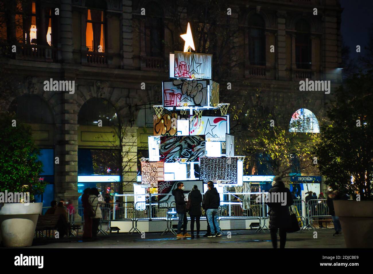 Milano, Italia 12.12.2020, colorato, luminoso, decorativo designer albero di Natale per le strade di Milano Foto Stock