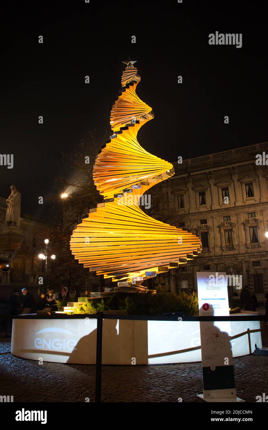 Milano, Italia 12.12.2020, colorato, luminoso, decorativo designer albero di Natale per le strade di Milano Foto Stock