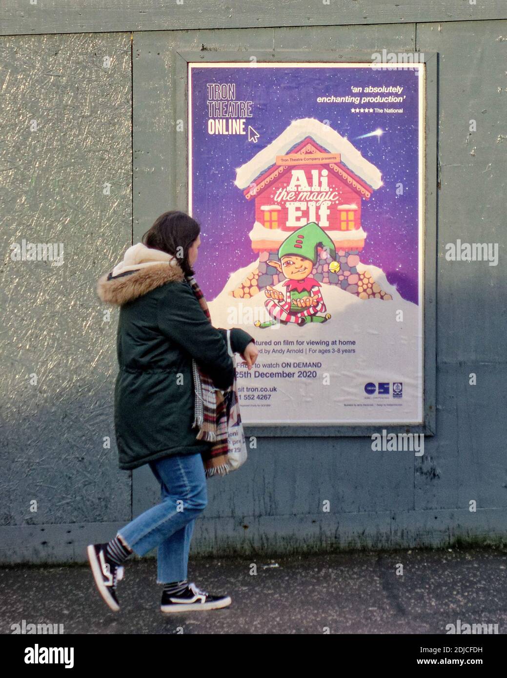 Glasgow, Scozia, Regno Unito, 14 dicembre, 2020: Non come il Natale in città, come il tempo e covid accomunano per abbassare lo spirito e distruggere l'anima della città..i teatri locali hanno preso tutti i loro pantos online, ma c'è poca gioia di natale nella gente del posto. Credit: Gerard Ferry/Alamy Live News Foto Stock