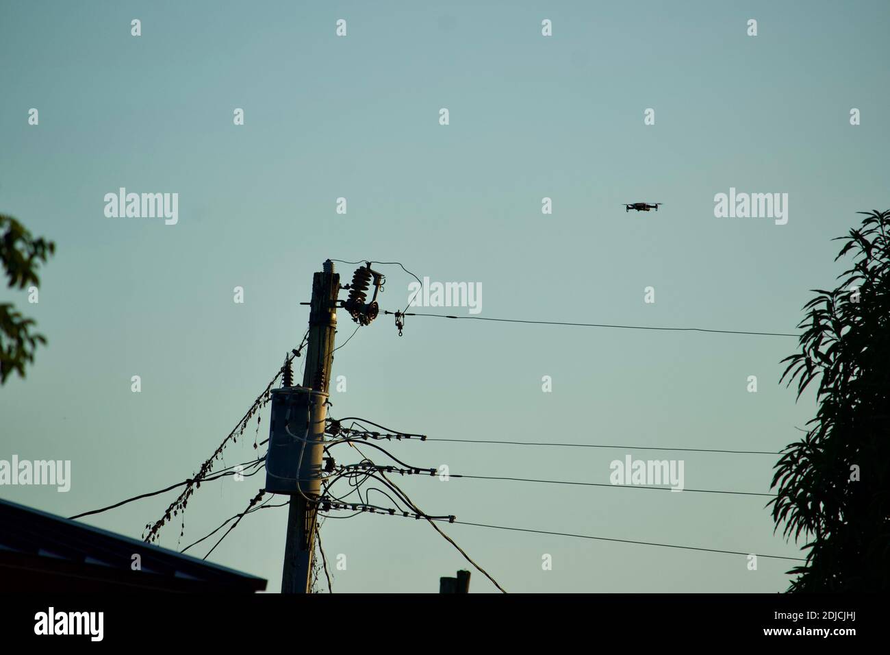 Gli addetti alle utenze, che sono piloti di droni autorizzati, utilizzano Unmanned Aerial System (UAS) per valutare pali, trasformatori e fissaggio nei quartieri Foto Stock Gli addetti alle utenze, che sono piloti di droni autorizzati, utilizzano Unmanned Aerial System (UAS) per valutare pali, trasformatori e fissaggio nei quartieri Foto Stock