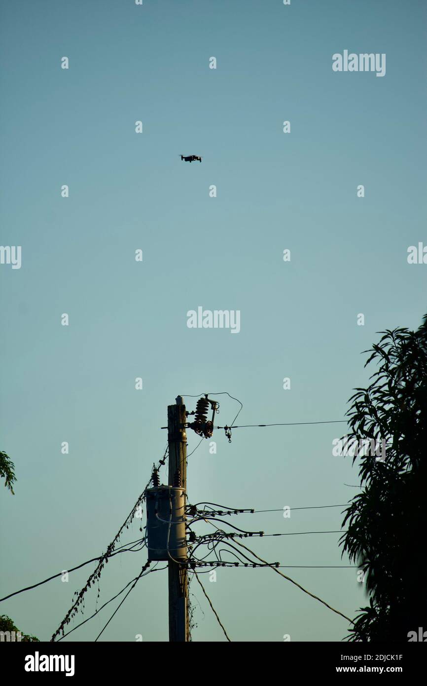 Gli addetti alle utenze, che sono piloti di droni autorizzati, utilizzano Unmanned Aerial System (UAS) per valutare pali, trasformatori e fissaggio nei quartieri Foto Stock Gli addetti alle utenze, che sono piloti di droni autorizzati, utilizzano Unmanned Aerial System (UAS) per valutare pali, trasformatori e fissaggio nei quartieri Foto Stock