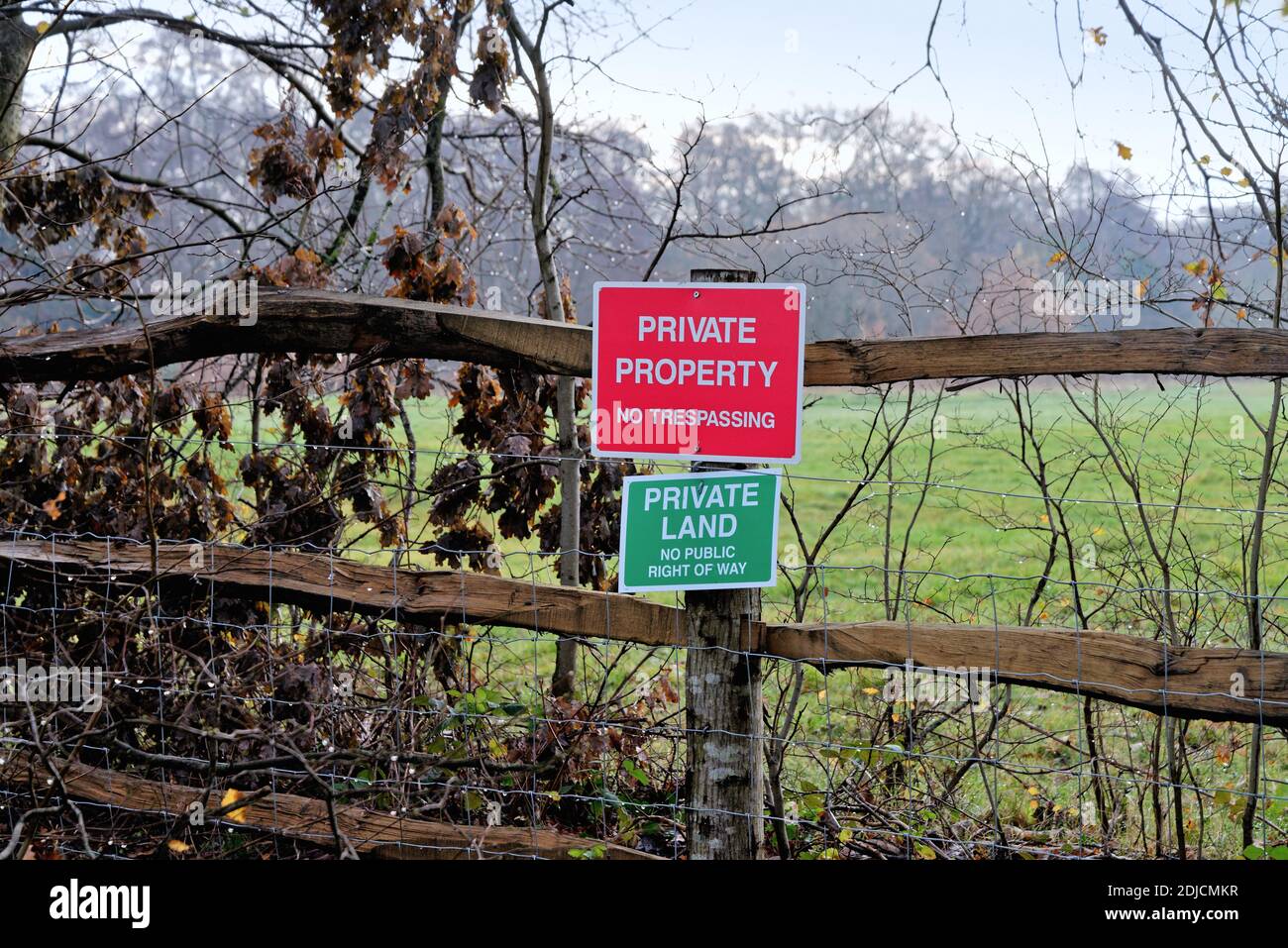 Due cartelli su una recinzione di campagna che informa il pubblico "Private Land Property and No Trespassing" Byfleet Surrey England UK Foto Stock