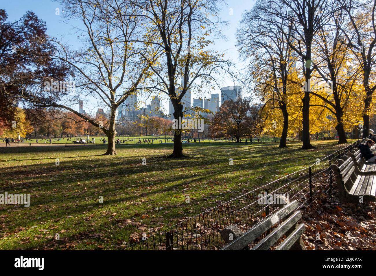 La Sheep Meadow è una zona tranquilla nel centro di Park, New York, Stati Uniti d'America Foto Stock