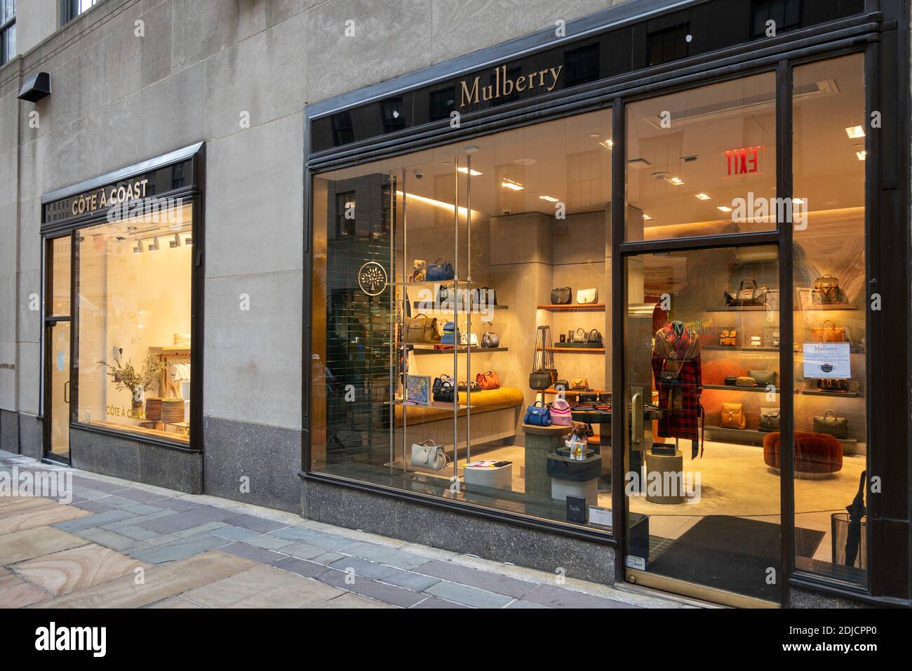 Negozi di Mulberry e Costa Cote a nei Rockefeller Center Channel Gardens, New York Foto Stock