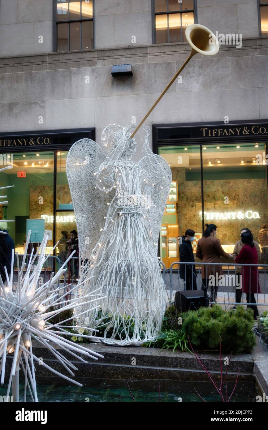 Herald Angel Figure al Rockefeller Center durante le festività natalizie, New York, USA 2020 Foto Stock