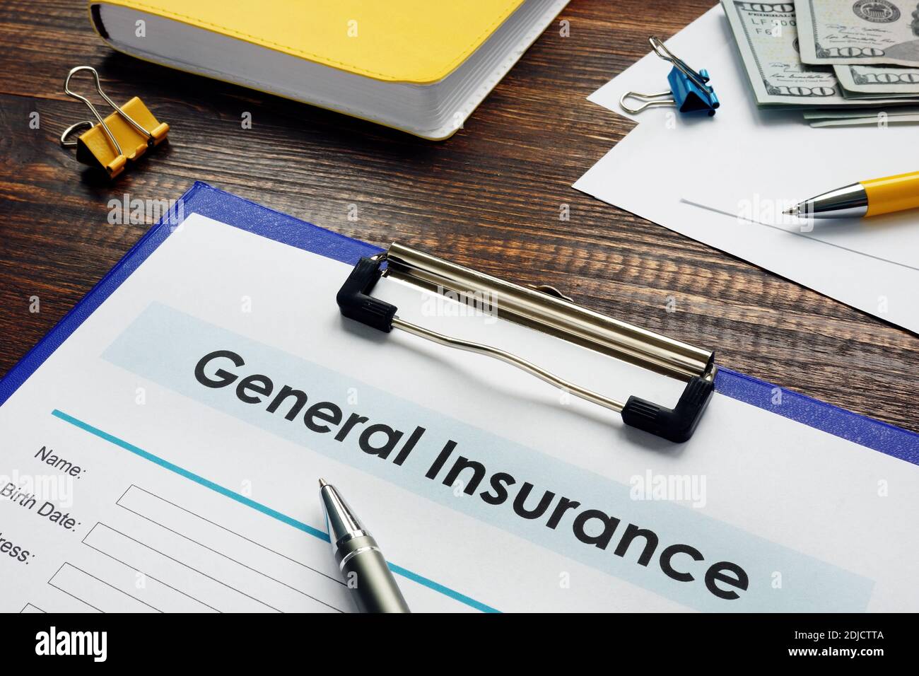 Modulo di assicurazione generale con penna e contanti. Foto Stock
