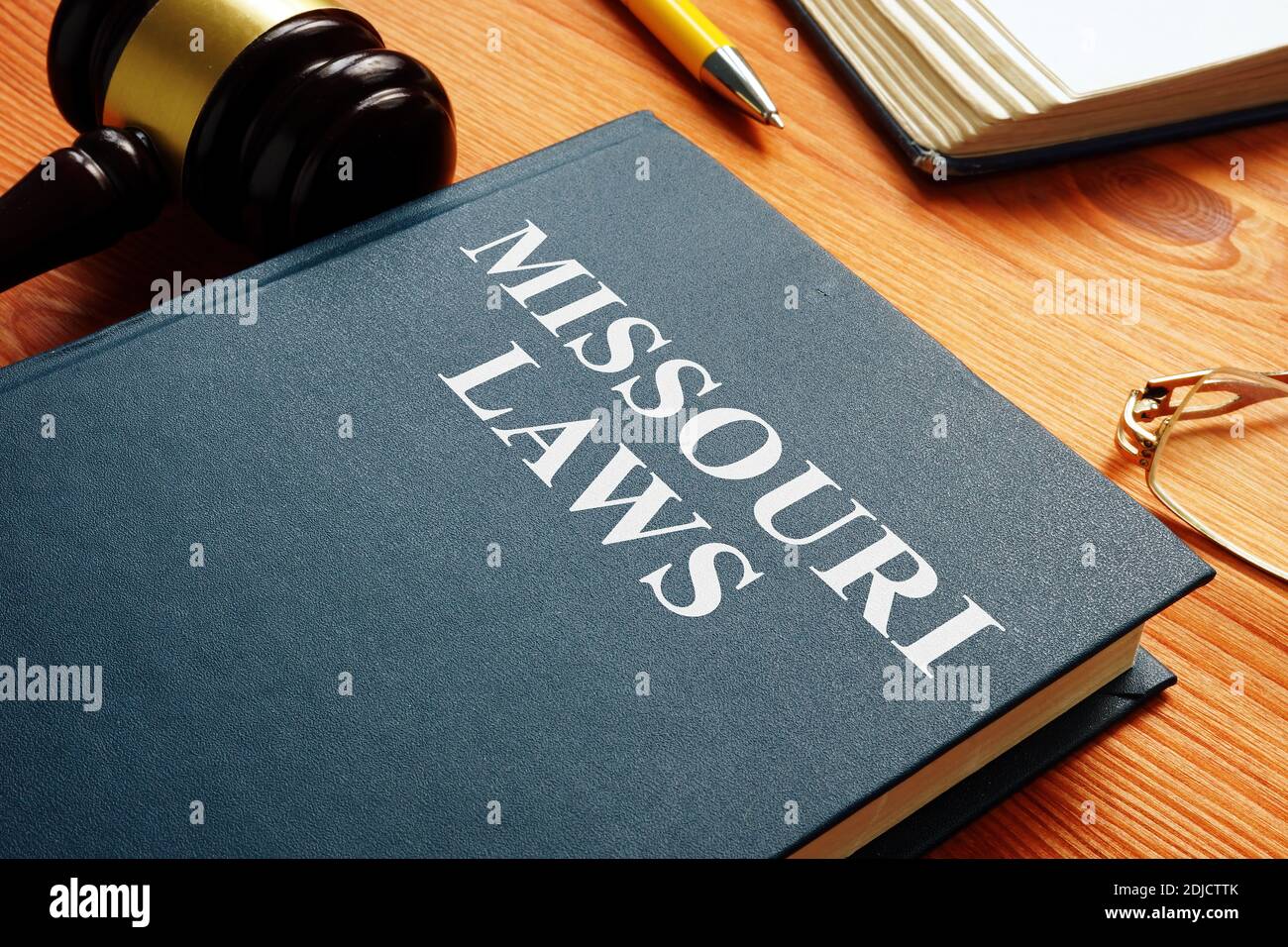 La legge, il gavel e le carte di stato del Missouri. Foto Stock