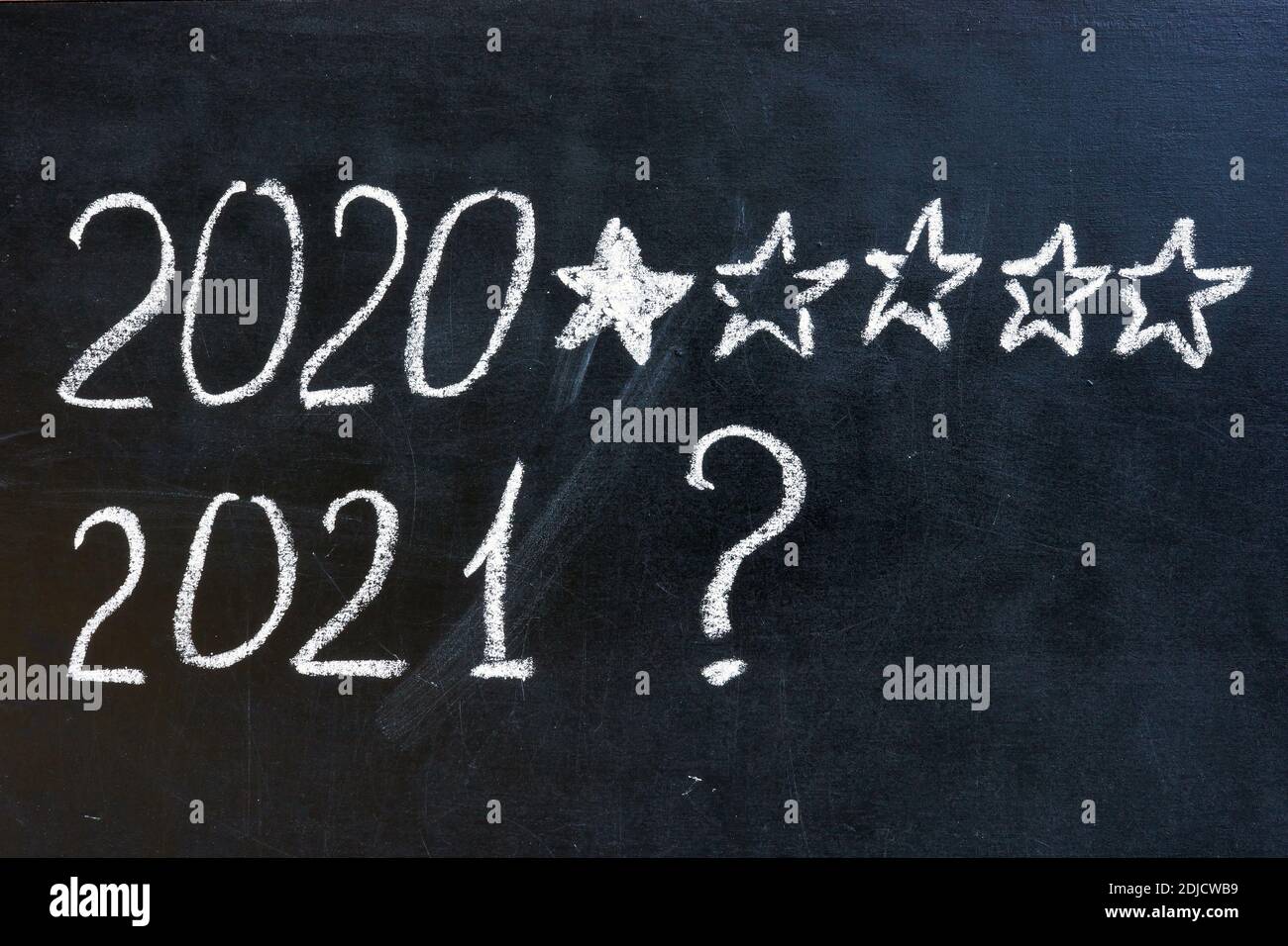 2020 tariffa a una stella e 2021 punti interrogati. Concetto di aspettative. Foto Stock