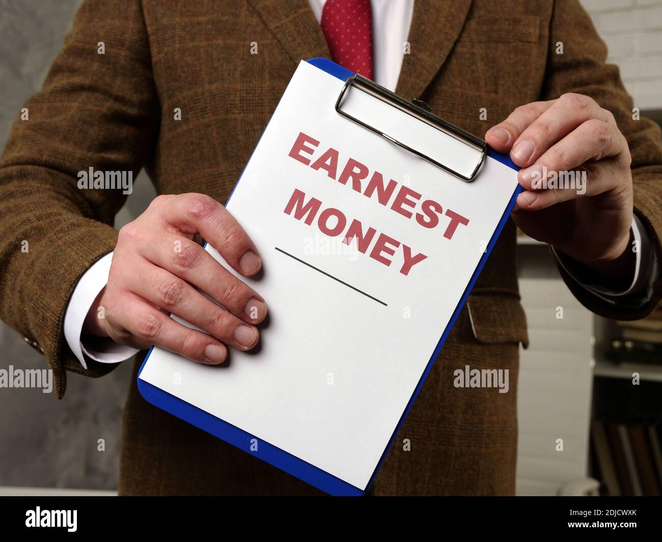 L'addetto in camera presenta i documenti di denaro più seri. Foto Stock