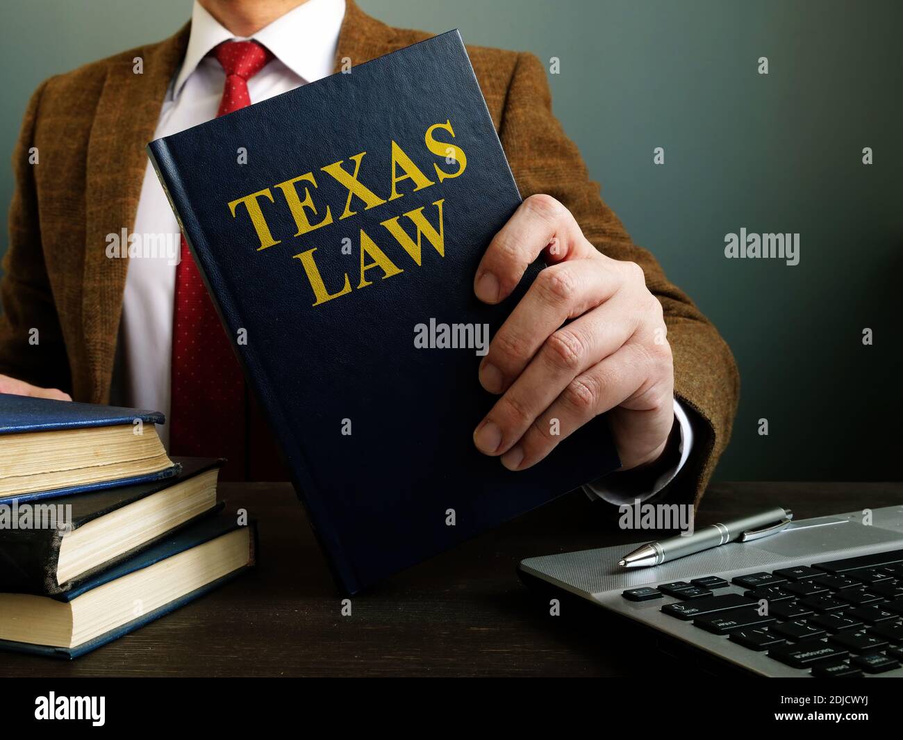 L'avvocato offre un libro con la legge del Texas. Foto Stock