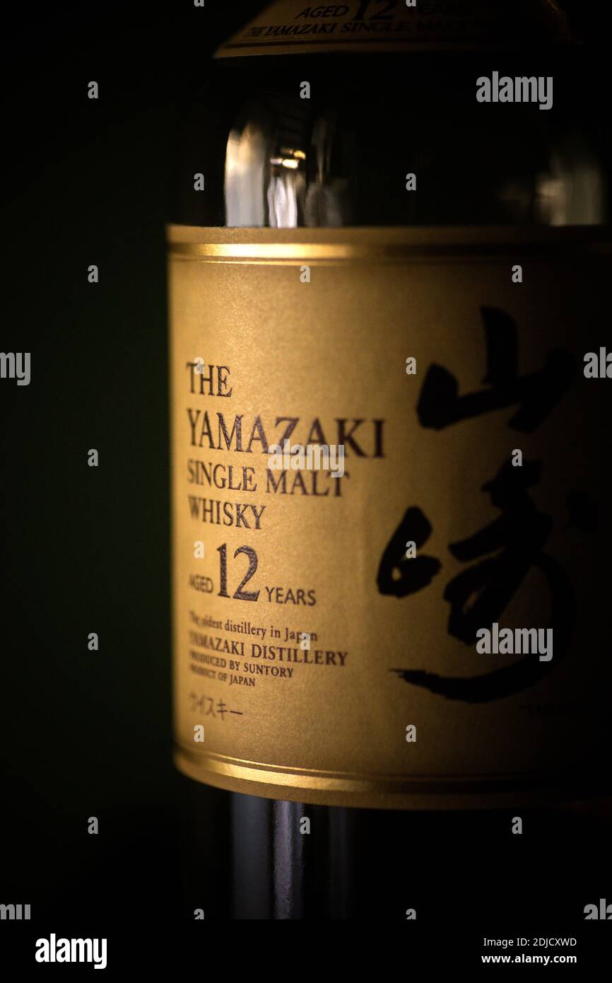 Bucarest, Romania - 9 novembre 2020: Immagine editoriale illustrativa di una bottiglia di whisky giapponese al malto singolo Yamazaki esposta in un pub di Bucarest, Foto Stock