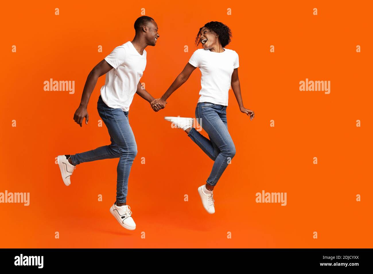 Coppia afro-americana amorevole che corre verso lo spazio di copia Foto Stock