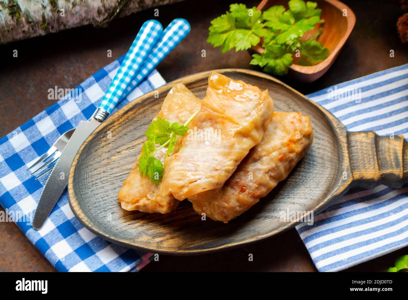 cavolo fritto ripieno di carne su un tavolo rustico Foto Stock