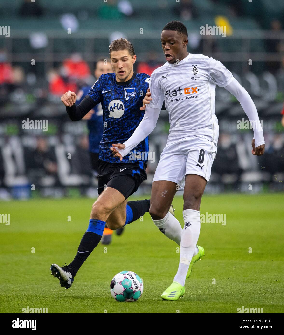 Denis Zakaria (BMG), Niklas Stark (Hertha) Borussia Mönchengladbach - Hertha BSC Berlin 27.10.2020, Fussball; 1. Bundesliga, Saison 2020/21 Foto: Mor Foto Stock