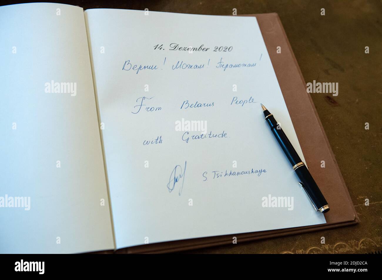 Berlino, Germania. 14 dicembre 2020. Svetlana Tikhanovskaya, politico dell'opposizione bielorussa, ha firmato il libro d'ospite in occasione di un incontro con il presidente federale Steinmeier a Bellevue Palace. Credit: Bernd von Jutrczenka/dpa/Alamy Live News Foto Stock