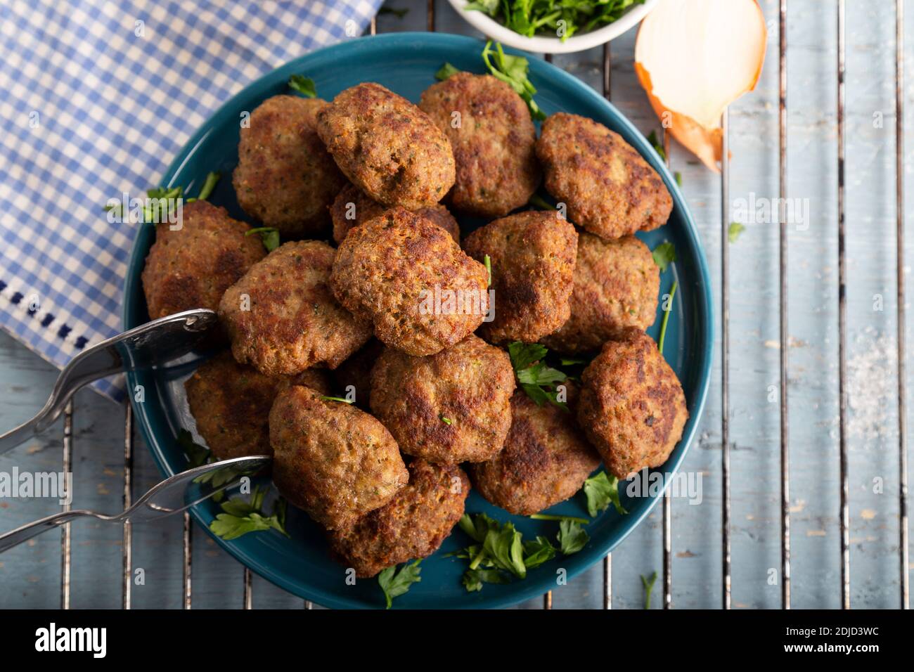 Polpette di carne cruda con carne tritata pronte per la cottura. Polpette grezze in stile turco. Foto Stock