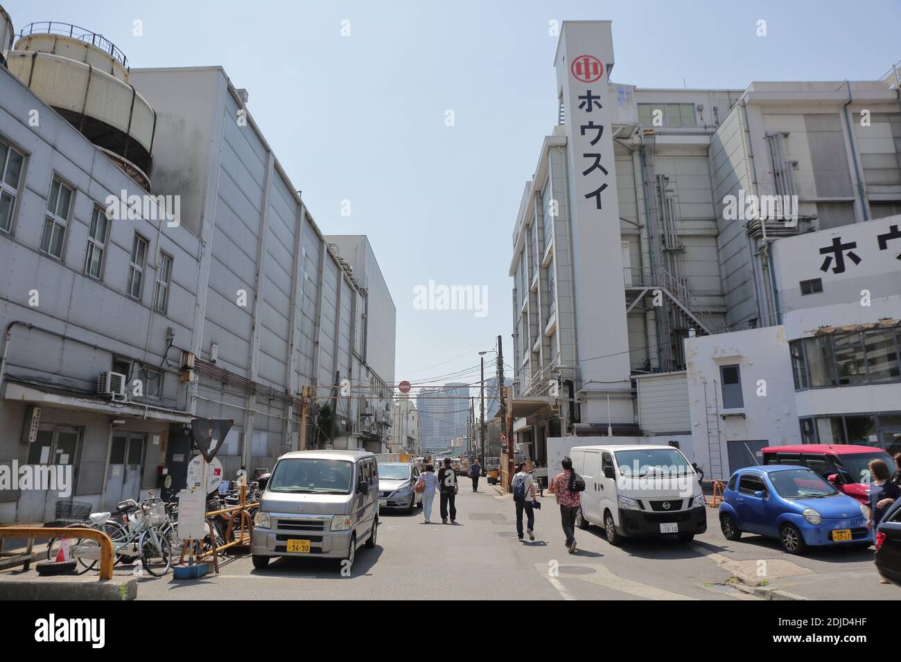 Il mercato esterno di Tsukiji fa parte del famoso mercato di Tsukiji. Qui i turisti possono gustare tutti i tipi di cibo tradizionale giapponese. Foto Stock