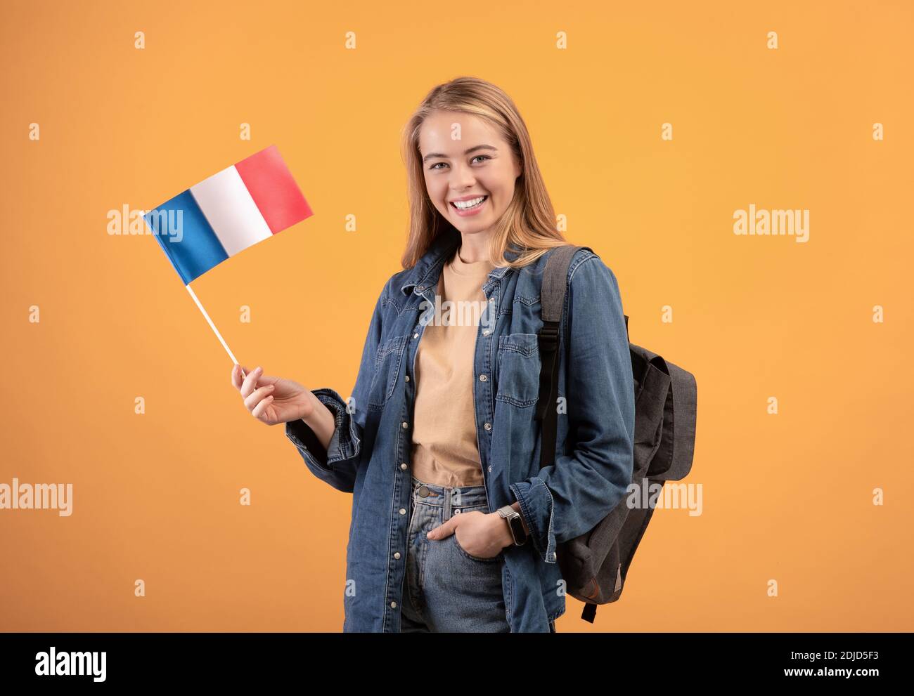 Scambio di studenti e ospiti dalla Francia. Felice signora bionda teen in casual Foto Stock