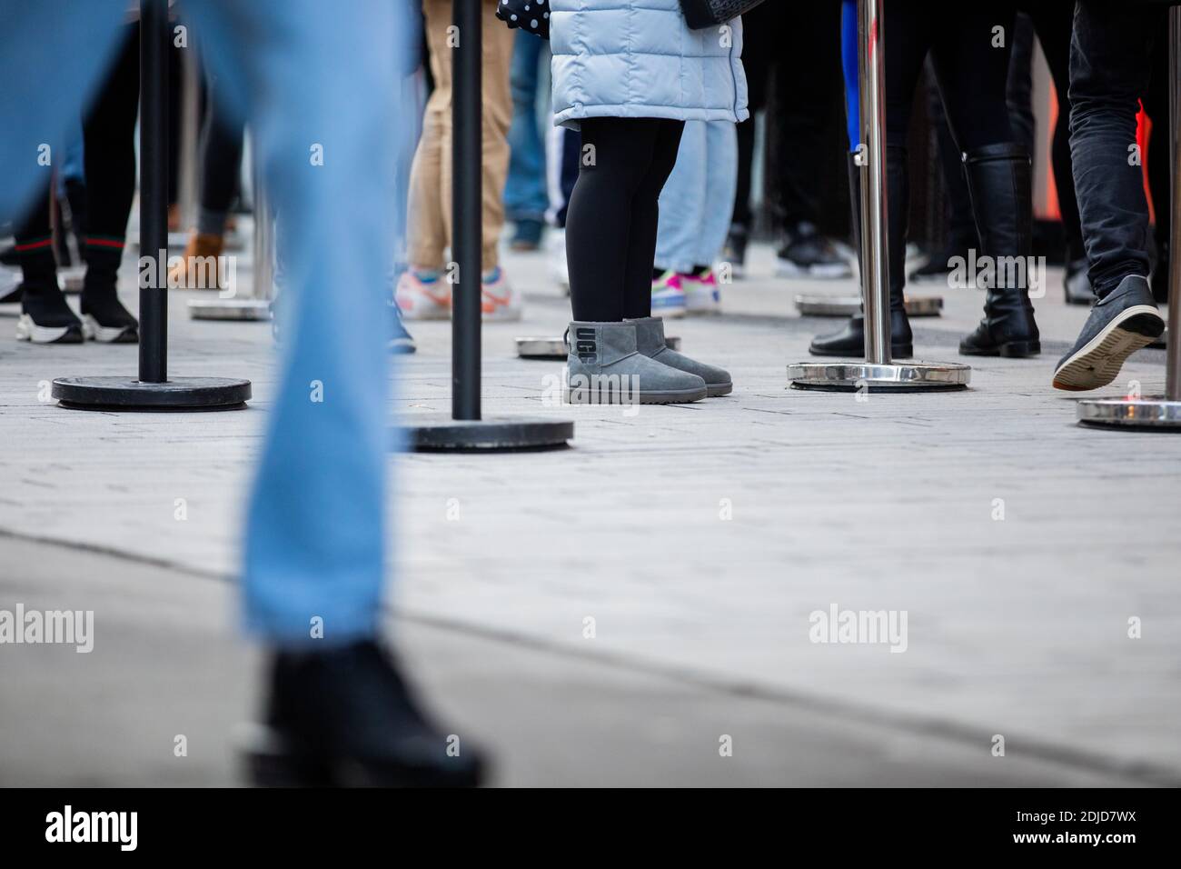 Duesseldorf, Germania. 14 dicembre 2020. La gente aspetta in un'area separata di fronte a un negozio nella zona pedonale. Credit: Rolf Vennenbernd/dpa/Alamy Live News Foto Stock