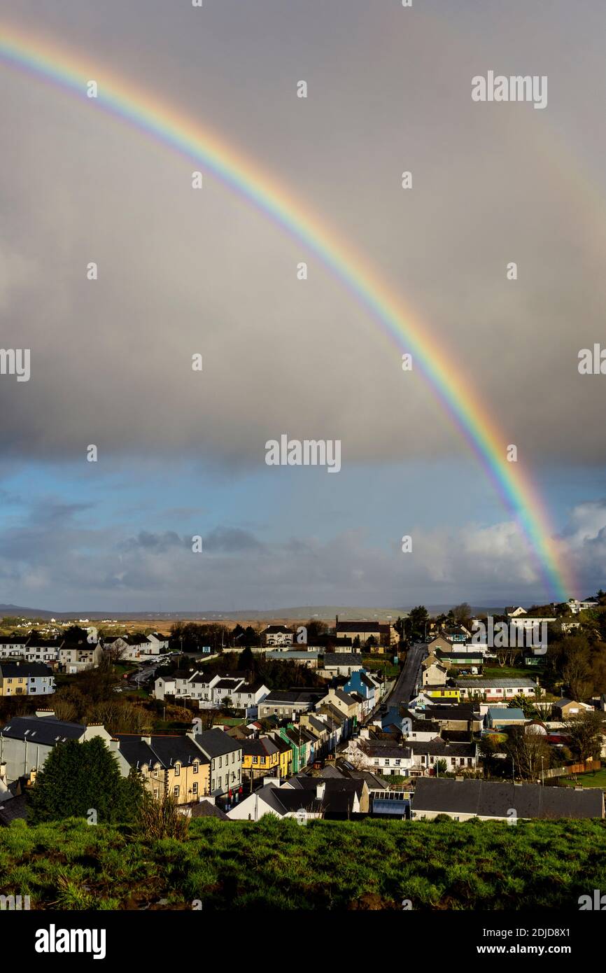 Ardara, Contea di Donegal, Irlanda . Arcobaleno appare sopra il villaggio costiero. Foto Stock