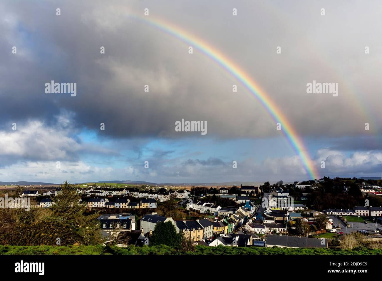 Ardara, Contea di Donegal, Irlanda . Arcobaleno appare sopra il villaggio costiero. Foto Stock