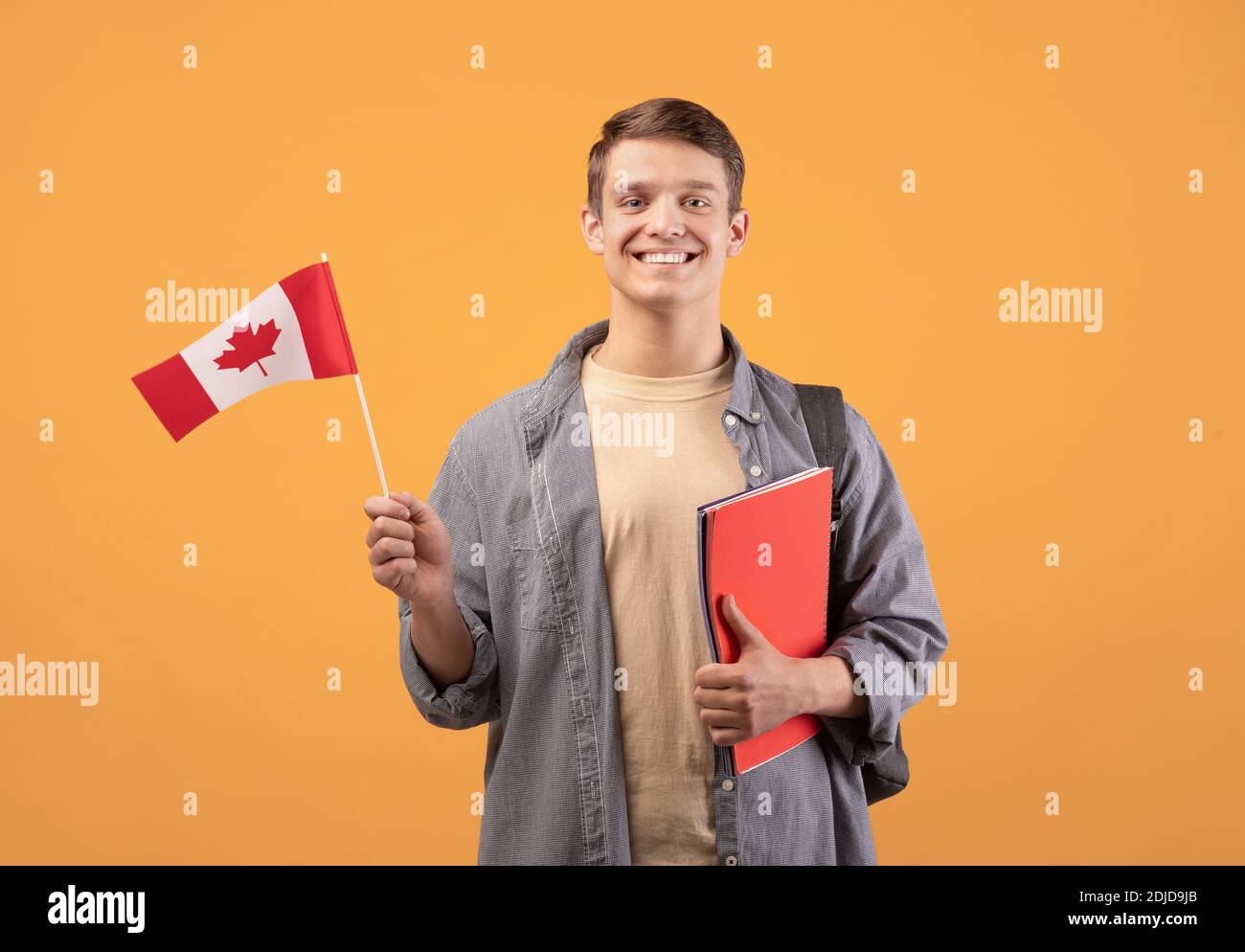 Canada giorno, patriottismo e condivisione della conoscenza. Millennesimo ragazzo europeo sorridente Foto Stock