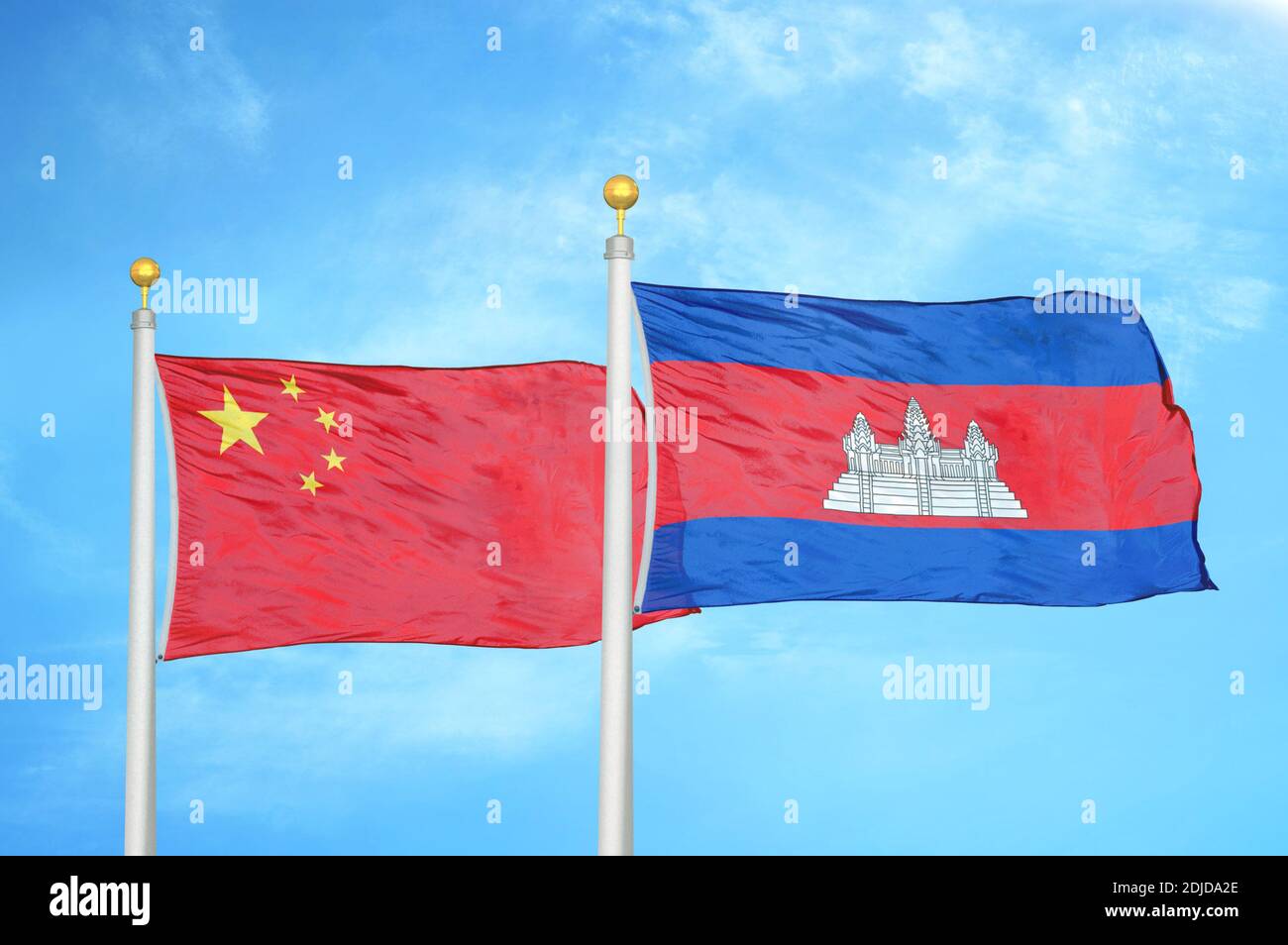 Cina e Cambogia due bandiere su paletti e blu nuvoloso cielo Foto Stock