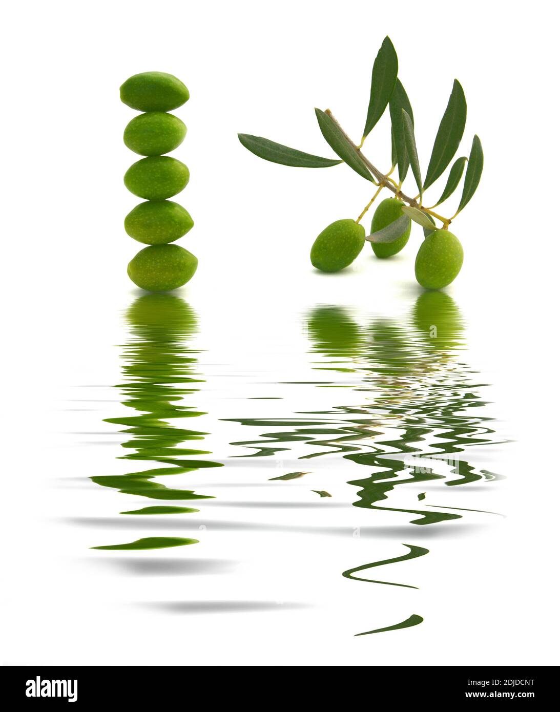 Composizione di olive isolata su sfondo bianco. Foto Stock