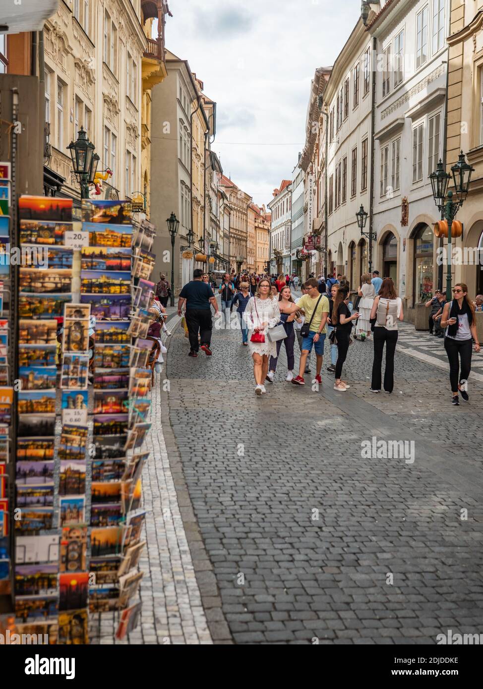 Turisti di Praga. Una trafficata strada acciottolata nel centro di Praga piena di turisti e negozi di souvenir. Foto Stock