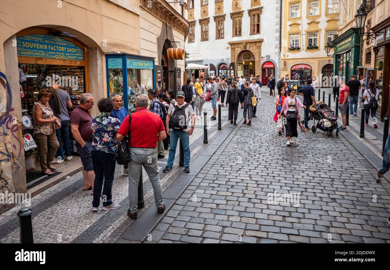 Turismo della Città Vecchia di Praga. Le vivaci strade acciottolate della capitale della Repubblica Ceca, piene di turisti e negozi di souvenir. Foto Stock