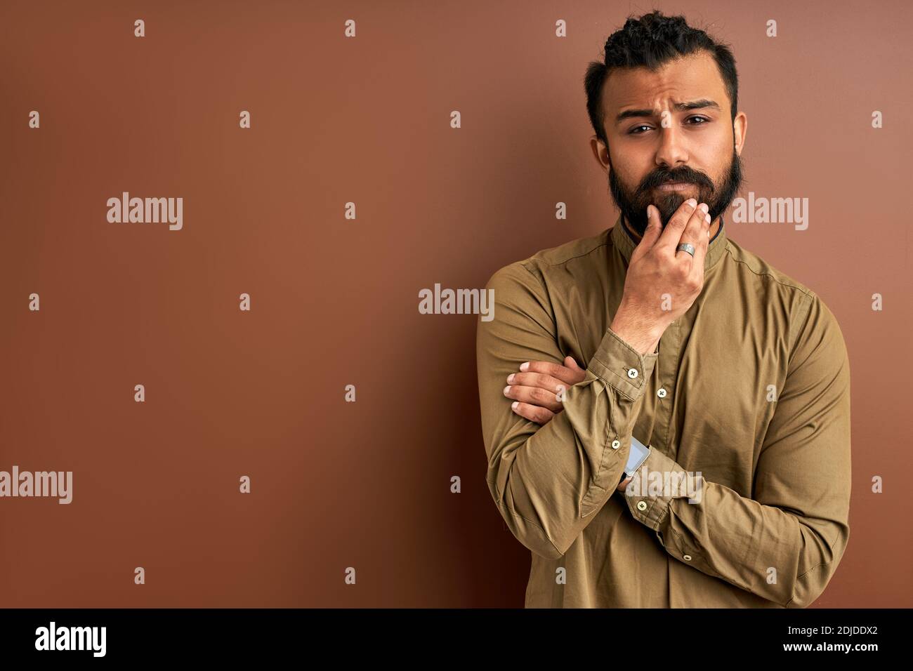 sicuro concentrato arabo maschile in posa isolato in studio, indiano arabo moderno uomo con espressione deadpan Foto Stock