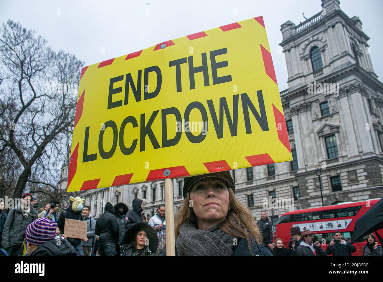 WESTMINSTER LONDRA 14 dicembre 2020. Una donna che protestava contro le restrizioni di blocco del coronavirus in Piazza del Parlamento organizzato da StandupX. Londra deve essere spostata alle restrizioni 'Tier 3', alto livello di allarme covid, da Mercoledì dopo un aumento di infezioni in molti distretti che richiedono pub, bar, caffè e ristoranti a chiudere oltre a offrire takeaways. Credit: amer Ghazzal/Alamy Live News organizzato da standup X. Credit: amer Ghazzal/Alamy Live News Foto Stock