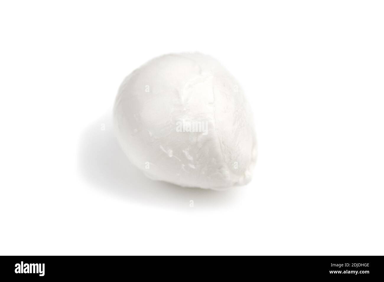 Pallina singola di mozzarella isolata su sfondo bianco. Mozzarella italiana isolata. Foto Stock