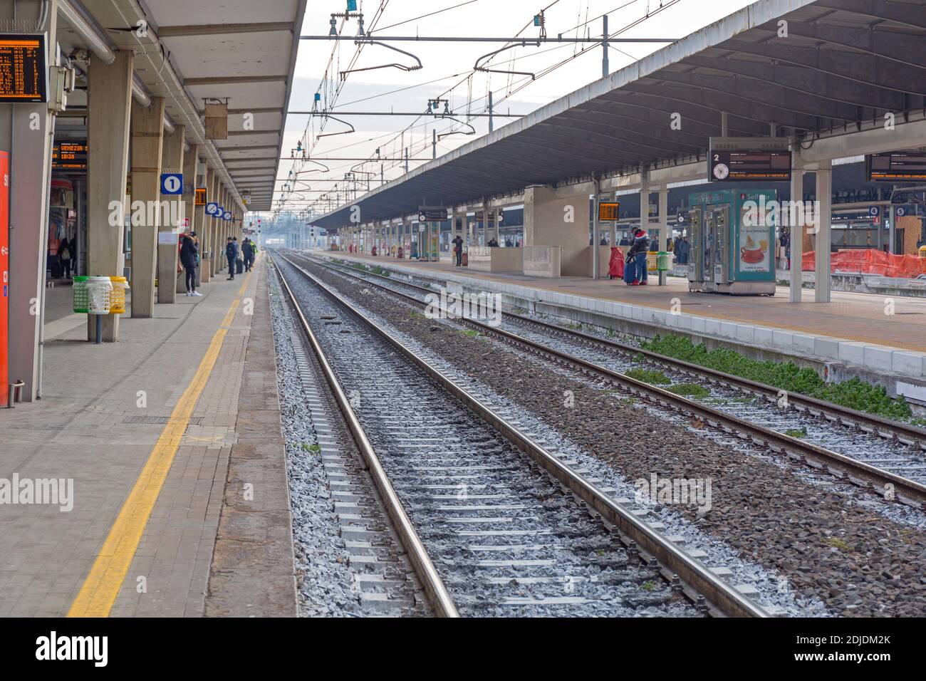 Mestre, Italia - 9 gennaio 2017: Piste vuote senza treno e poche persone al binario della Stazione di Mestre, Italia. Foto Stock