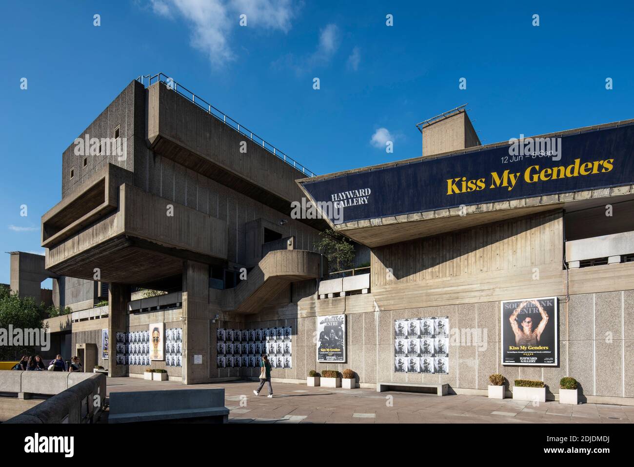 Ripresa dal basso, l'immagine mostra il drammatico sbalzo della struttura in calcestruzzo. Hayward Gallery, Londra, Regno Unito. Architetto: Higgs and Hill, Foto Stock