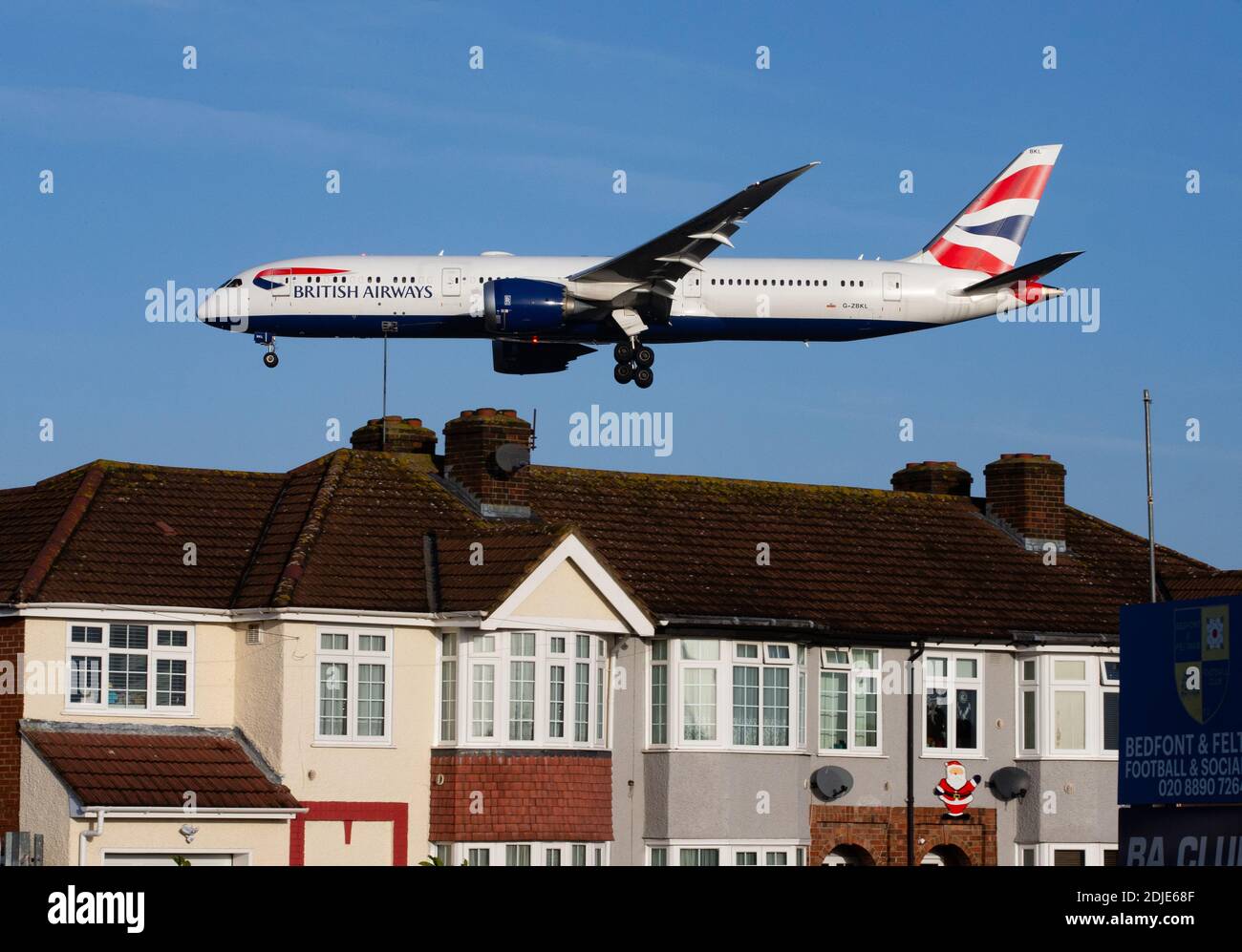 Un aereo della British Airways che atterra all'aeroporto di Heathrow. British Airways ha annunciato di aver tagliato almeno 15 rotte a lungo raggio nel 2021. Foto Stock