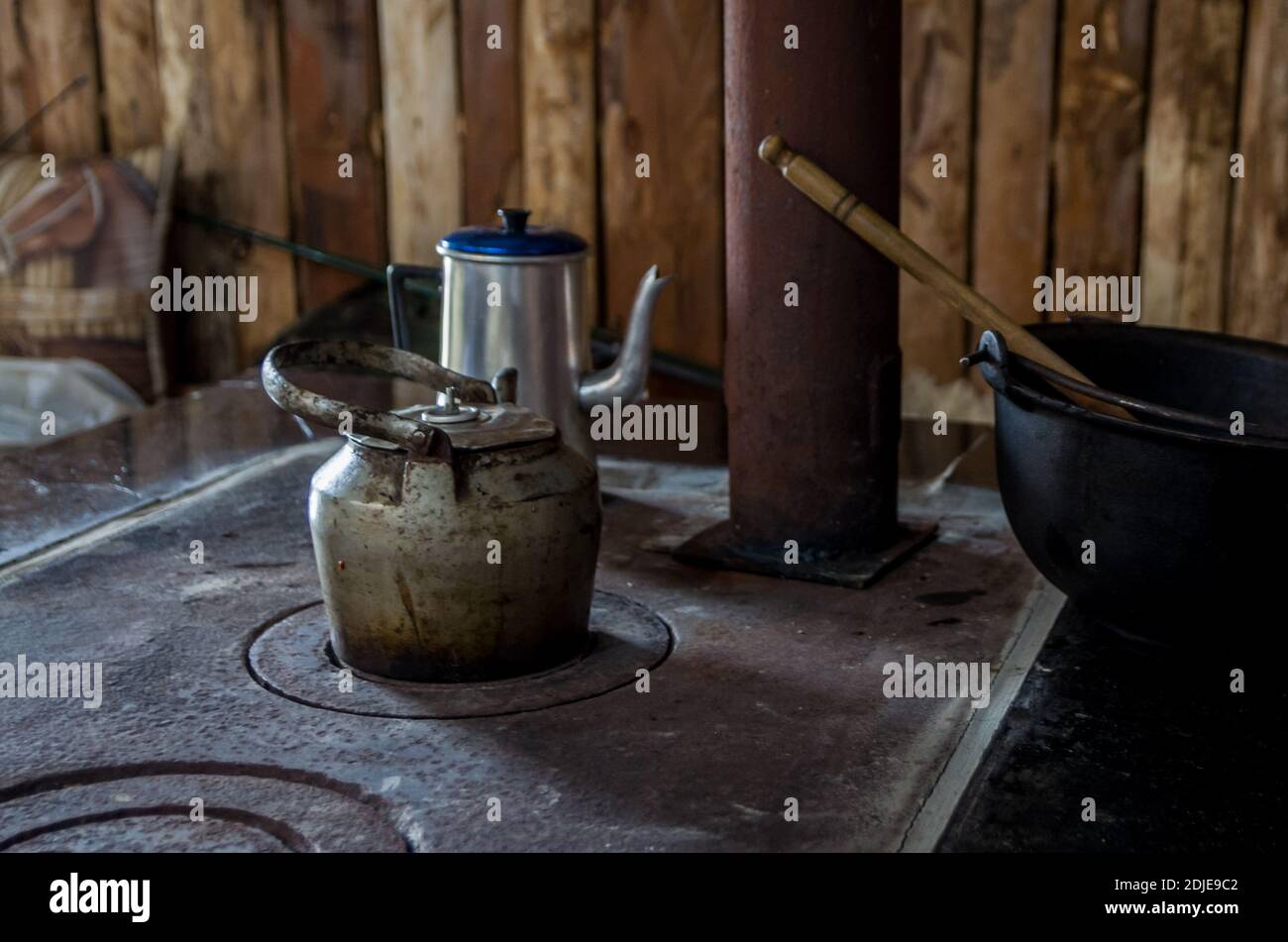 Bellissimo bollitore d'acciaio su stufa a legna in campagna Foto stock -  Alamy