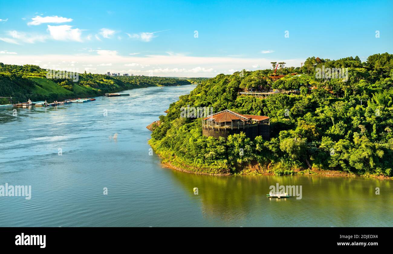 Confine di Paraguay, Argentina e Brasile alla confluenza dei fiumi Parana e Iguazu Foto Stock