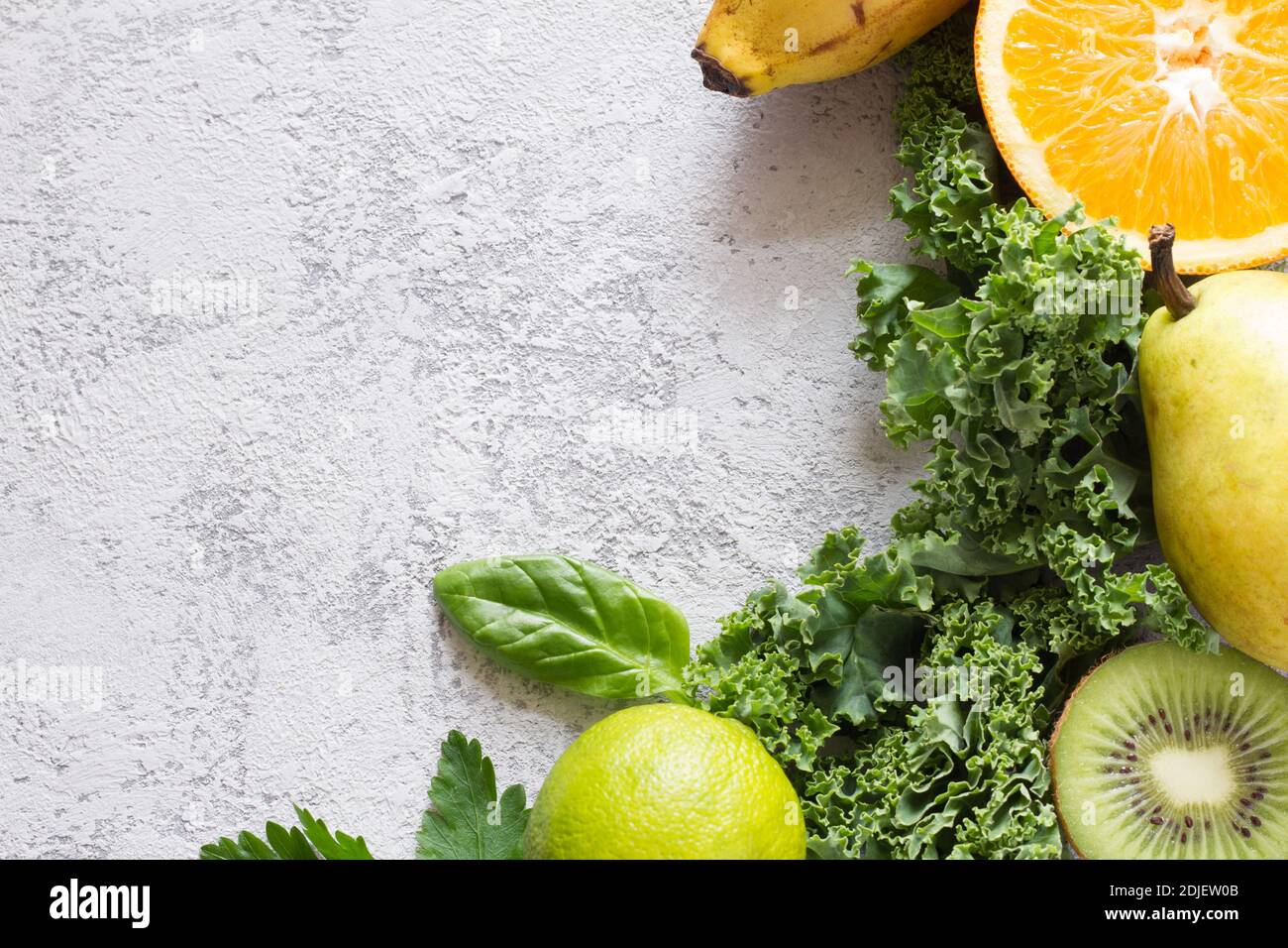 Verdure verdi e frutta su fondo di cemento, ingredienti per frullati Foto Stock