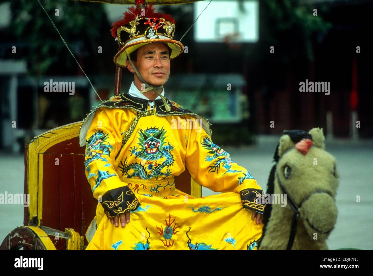 Uomo cinese vestito come imperatore, Città Proibita, Pechino, Cina. Giugno 1996 Foto Stock