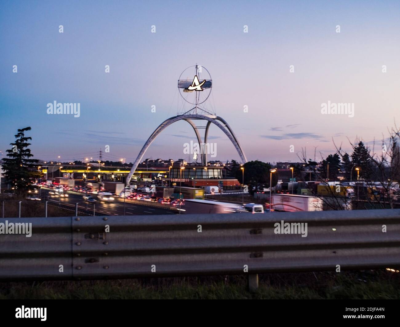 Futuristica architettura a tre archi della stazione di servizio dell'autostrada Villoresi Ovest, zona di sosta lungo l'autostrada A8 Milano-Varese, uscita Lainate. Y Foto Stock