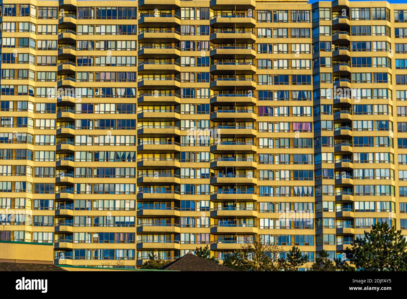 Toronto, Canada, Ottobre 2016 - Vista esterna della facciata di un complesso residenziale di appartamenti Foto Stock