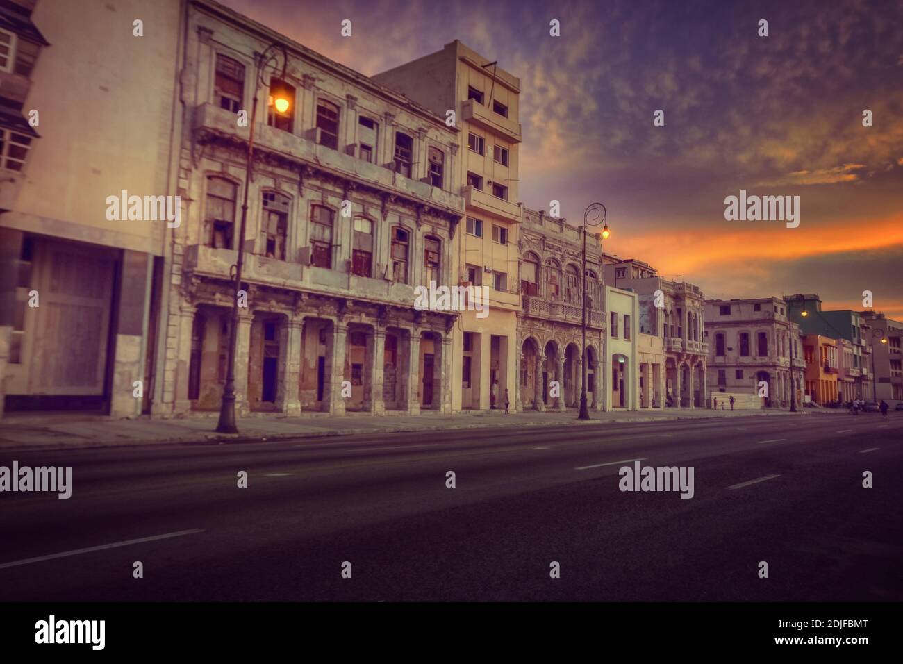 Tramonto sul Malecon a l'Avana, la famosa Havana Promenades dove Habaneros, gli amanti e la maggior parte di tutti i singoli pescatori si incontrano, l'Avana, Cuba Foto Stock