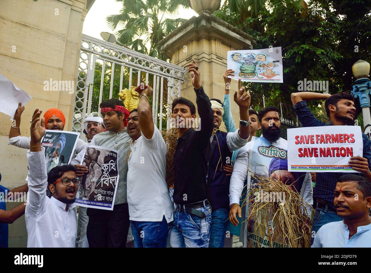 I membri del congresso dei giovani tengono cartelli durante la dimostrazione. Secondo l'Unione degli agricoltori, migliaia di membri del Congresso dei giovani hanno protestato a favore degli agricoltori e contro le nuove leggi agricole che affermano di danneggiare gravemente i loro redditi. Foto Stock