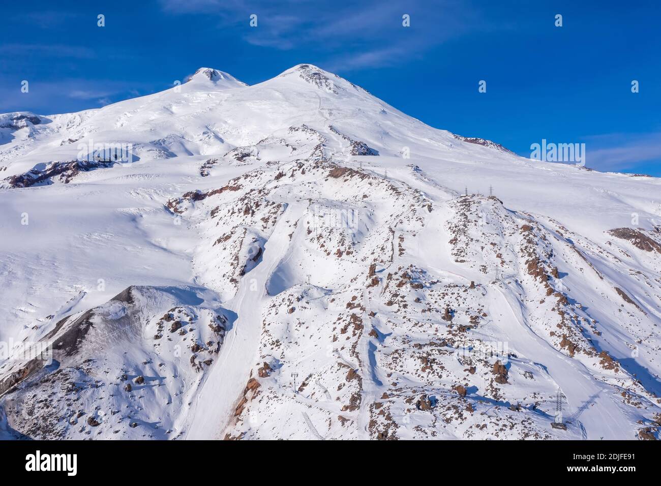 Vista dall'alto delle montagne invernali coperte di nuvole Foto Stock