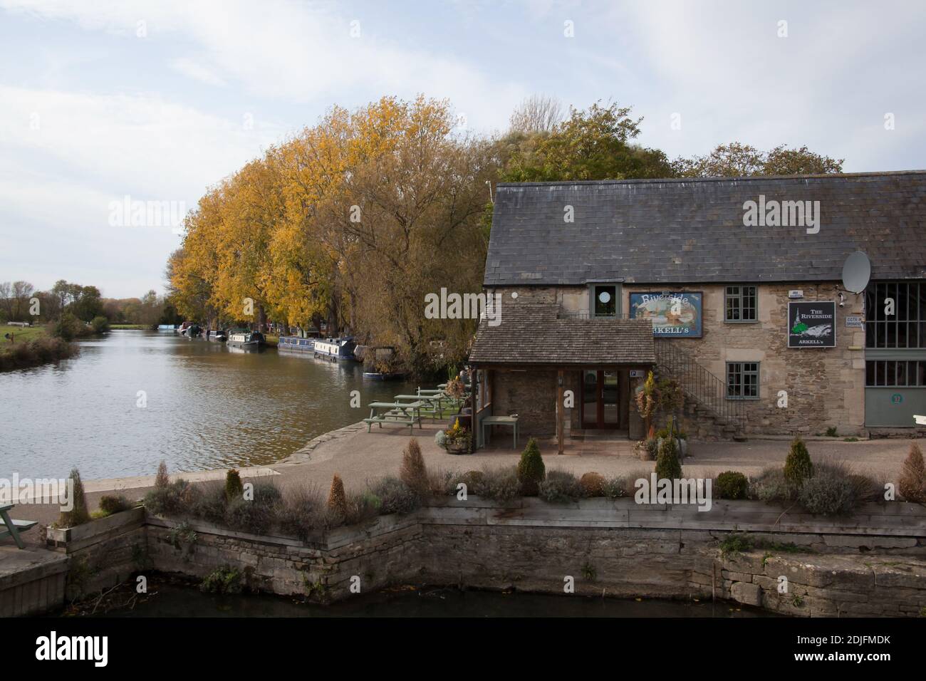 Il Riverside Pub sul Tamigi a Lechlade, Gloucestershire nel Regno Unito, è stato preso il 19 ottobre 2020 Foto Stock