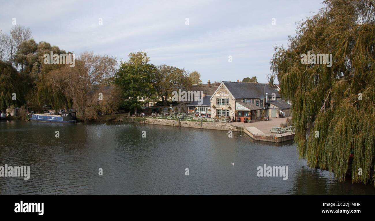 Vista lungo il Tamigi a Lechlade con il Riverside Pub nel Regno Unito, preso il 19 ottobre 2020 Foto Stock