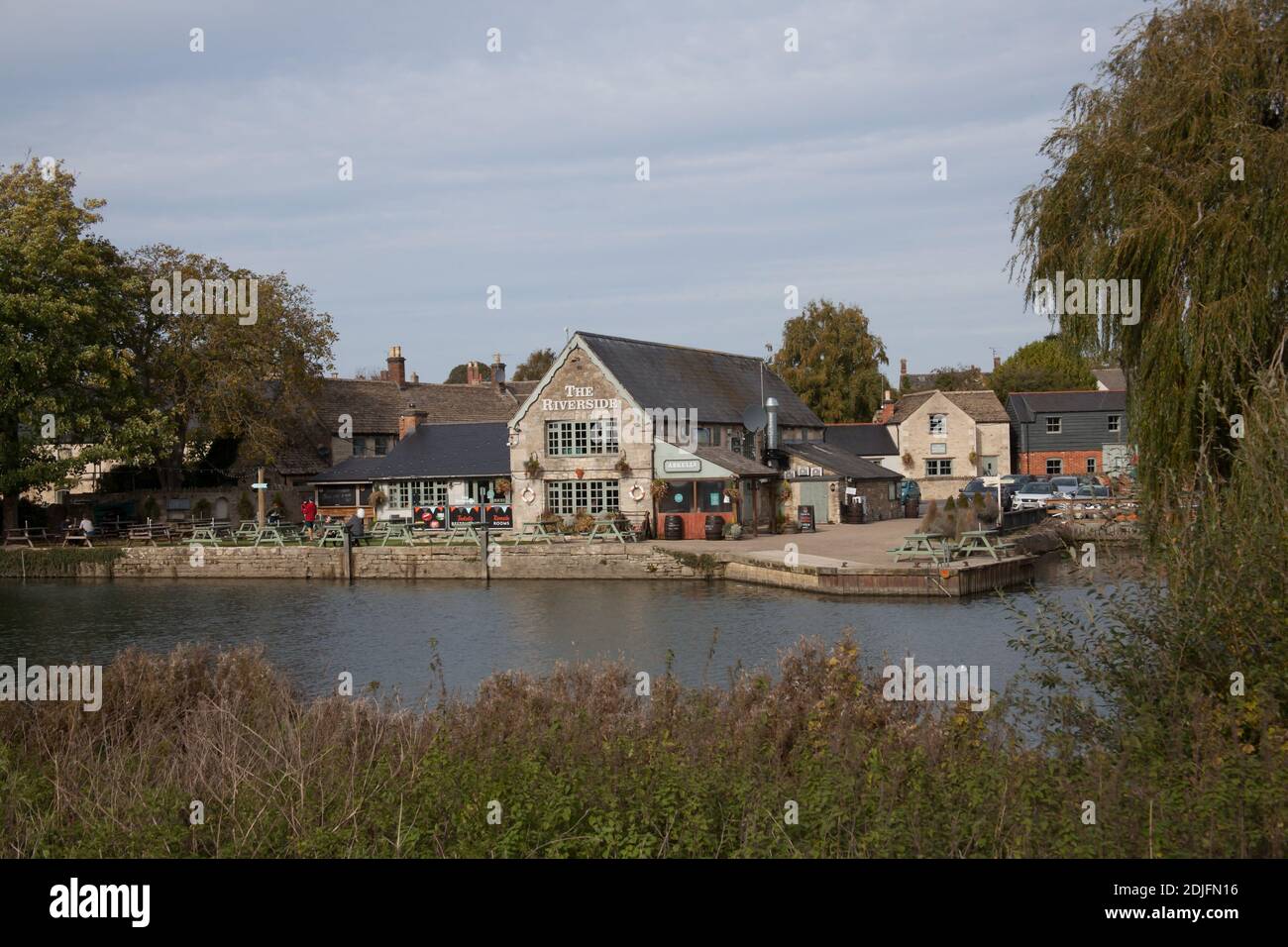Il River Thames e il Riverside Pub a Lechlade, Gloucestershire nel Regno Unito, sono scese il 19 ottobre 2020 Foto Stock